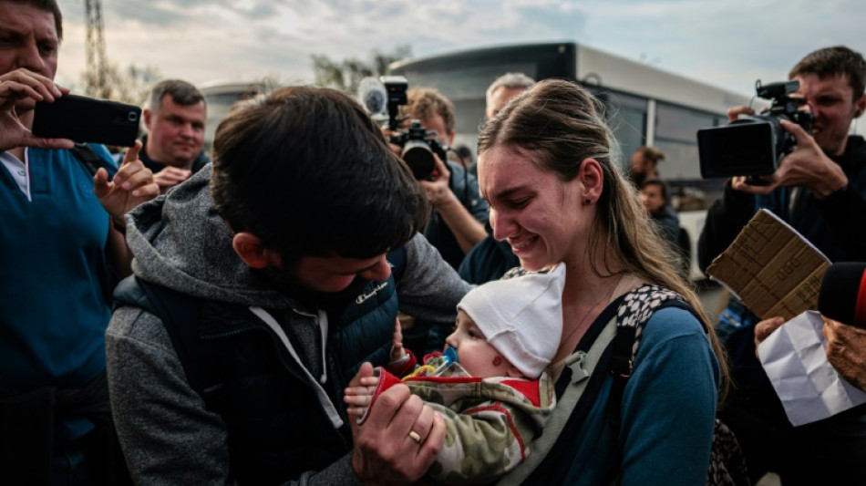 Lágrimas y alivio para los evacuados ucranianos de Azovstal, por fin a salvo