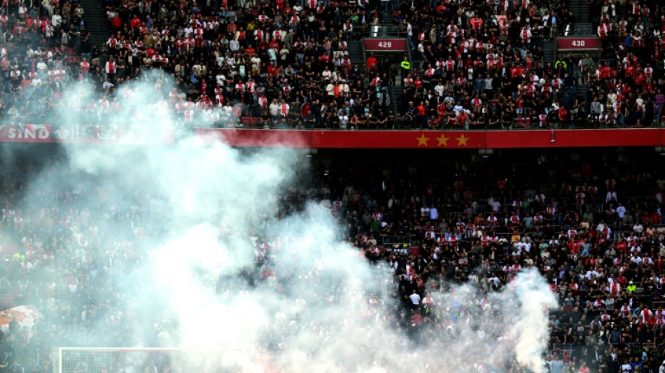 Clássico entre Ajax e Feyenoord é suspenso pelo lançamento de sinalizadores no campo