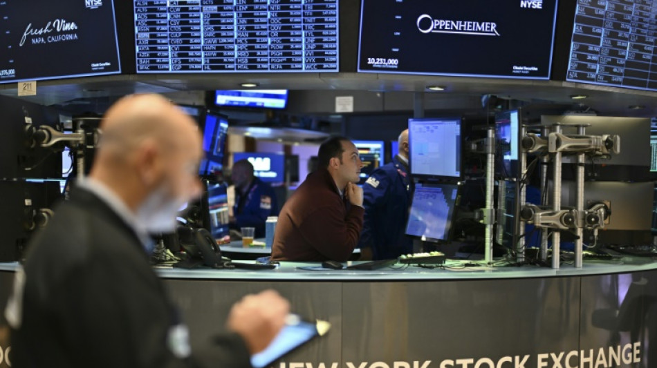 Wall Street finit en nette baisse, froissée par une Fed moins conciliante