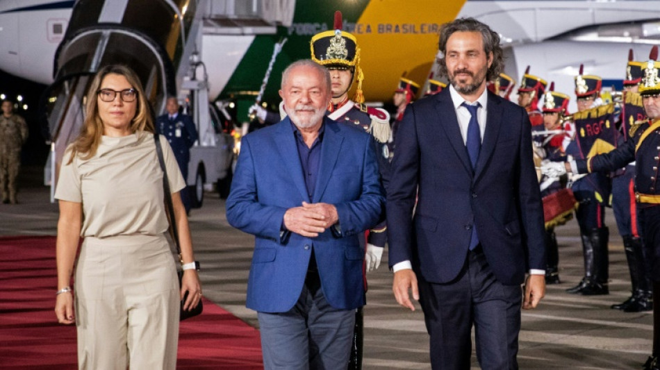 En visite en Argentine, Lula promet un retour "à la normalité" au Brésil