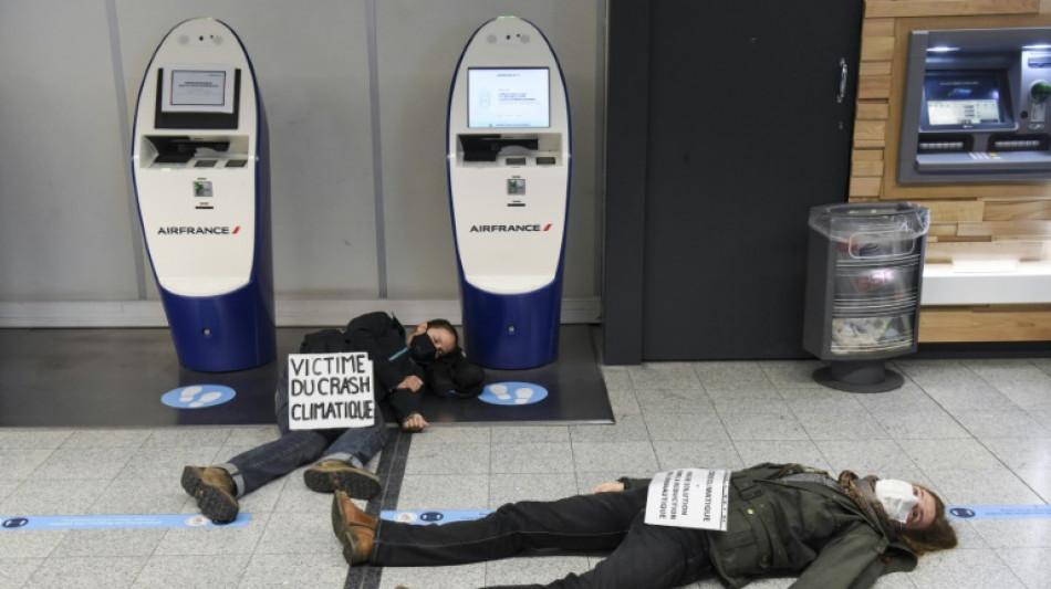 Manifestation en pyjama pour réclamer l’extension du couvre-feu à l’aéroport de Nantes