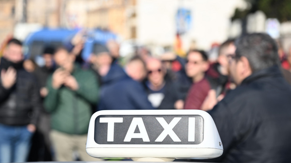 Urso non rassicura i taxi, avanti con sciopero il 21 maggio