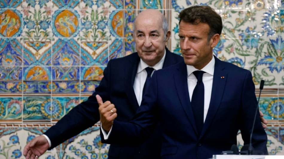 Macron poursuit sa visite en Algérie pour "bâtir l'avenir"