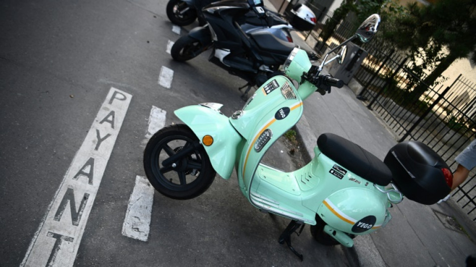 Dans les rues de Paris, motos et scooters payent désormais leur stationnement