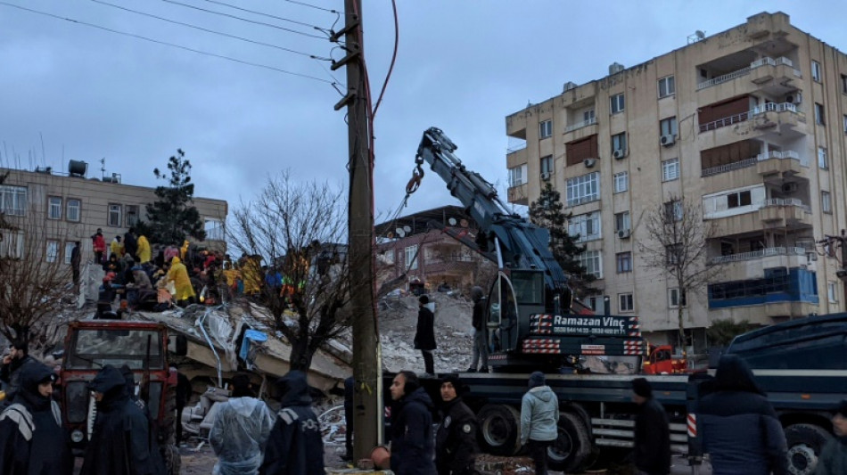 Hambre y frío entre las ruinas del terremoto en Turquía