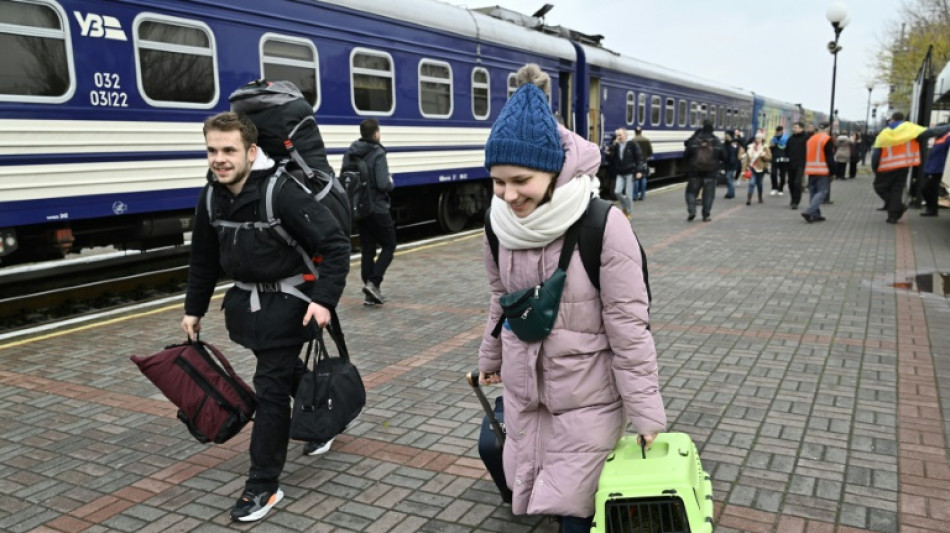 "Enfin libres!": des familles réunies à la réouverture de la gare de Kherson

