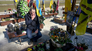 En Ukraine, ces cadeaux d'amour et de chagrin sur les tombes de soldats