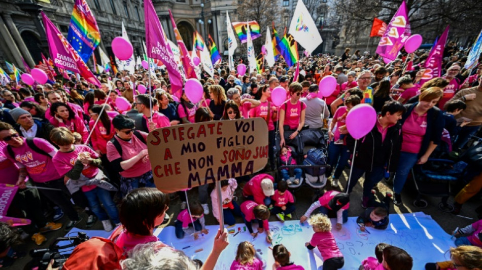 Italie: manifestation contre des restrictions aux droits de parents homosexuels