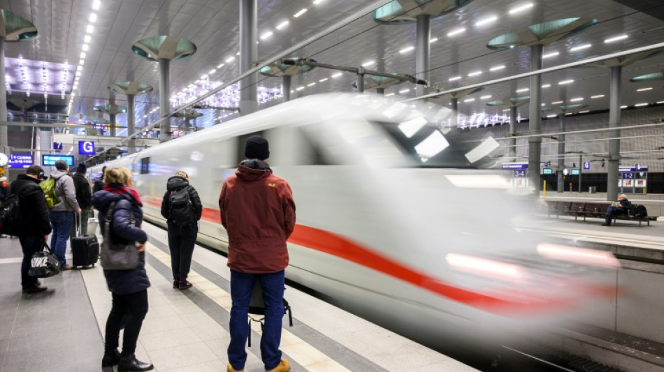 ICE springt nach Kollision mit Kleintransporter in Hamburg aus Schienen