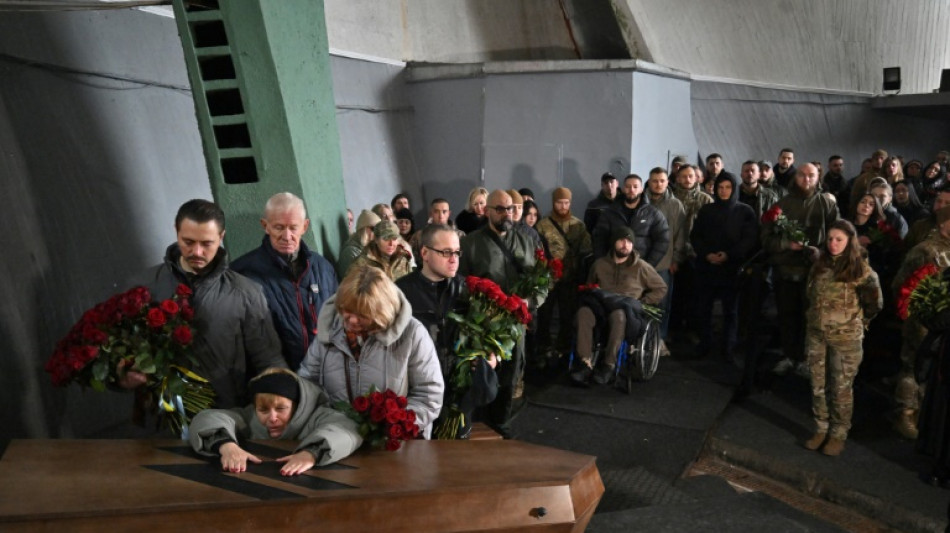 Hommage à Kiev à deux militaires tombés amoureux et morts ensemble sur le front