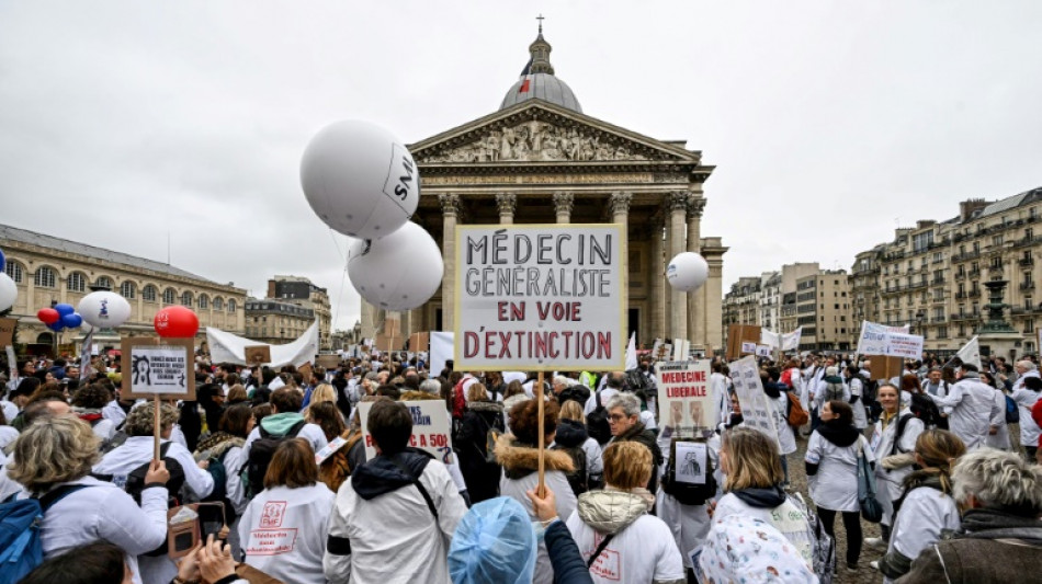 Des milliers de généralistes manifestent pour défendre une médecine libérale "en danger"