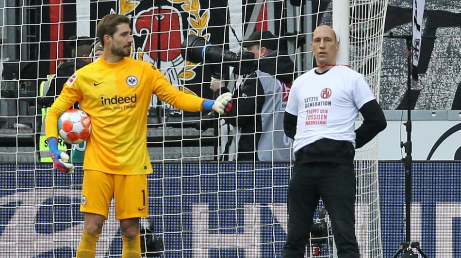 Spielstopp bei SGE gegen SCF: Männer binden sich an Pfosten