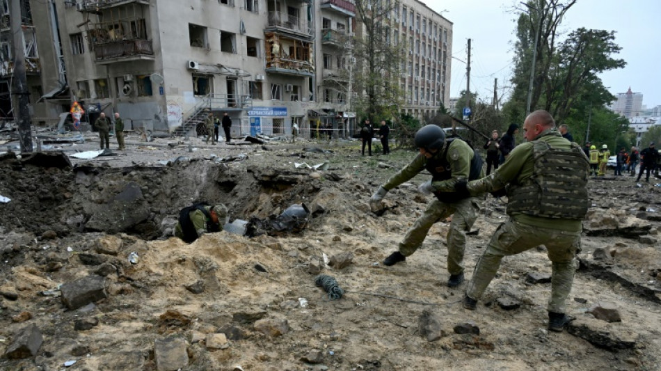 Ukraine: deux morts dans une nouvelle frappe au lendemain d'un carnage dans un village