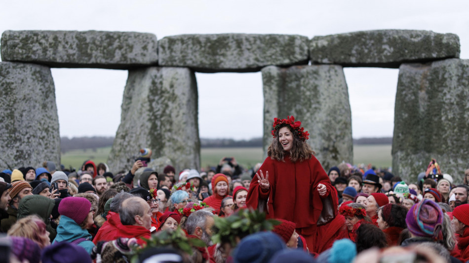 In migliaia a Stonehenge celebrano il solstizio d'inverno