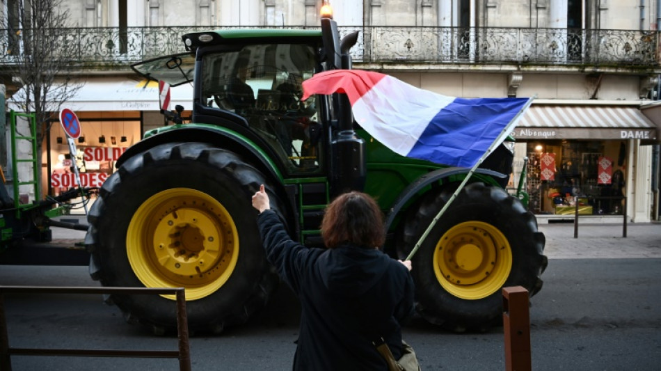 Avant les annonces du gouvernement, les agriculteurs ne "lèvent pas le camp" sur les routes de France 