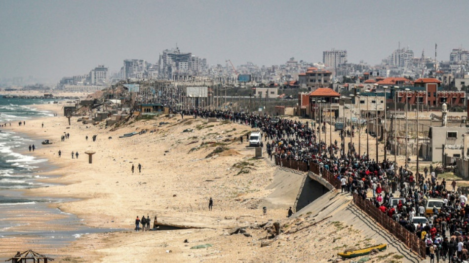 A Gaza, des milliers de déplacés longent la mer en espérant rentrer chez eux