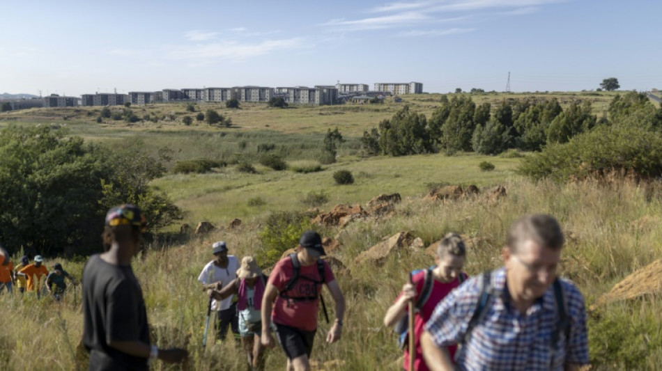 Randonnée urbaine à Soweto, entre détritus et mines d'or