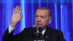 Turquie: Erdogan, souffrant, réapparaît en direct à la télévision