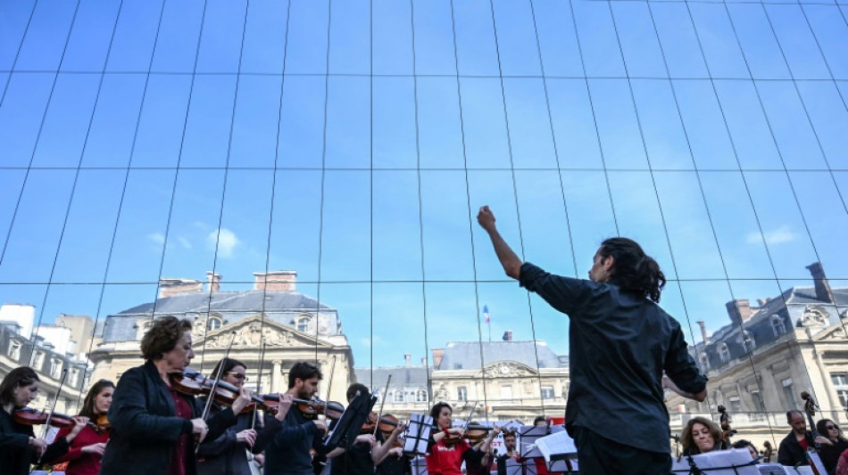 Retraites: Jour J au Conseil constitutionnel, Macron invite les syndicats