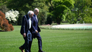 Sous pression pour retirer sa candidature, Biden reçoit le soutien de Bernie Sanders