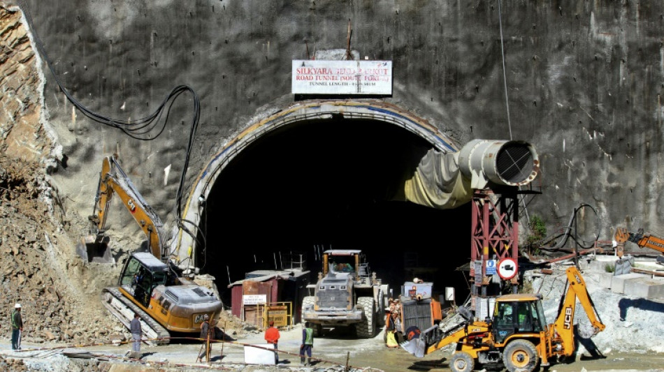 Inde: les secours redoublent d'efforts pour sauver 41 ouvriers bloqués dans un tunnel