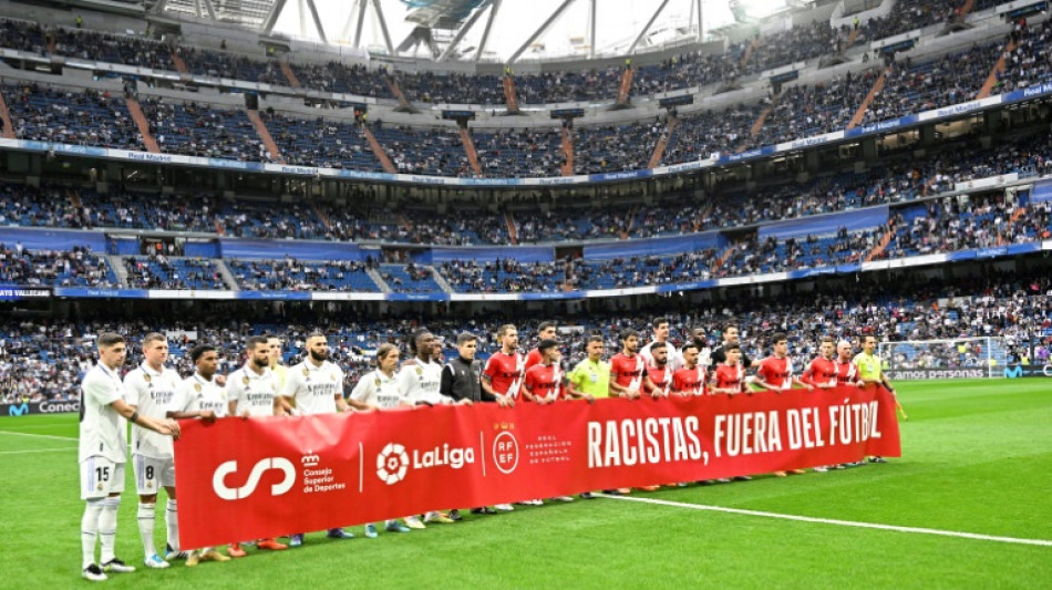 Jogadores do Real Madrid e público apoiam Vini Jr. no Santiago Bernabéu