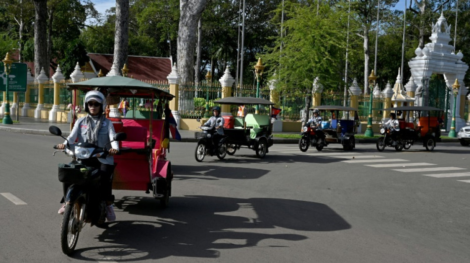 Mulheres motoristas de 'tuk tuk' no Camboja desafiam preconceitos