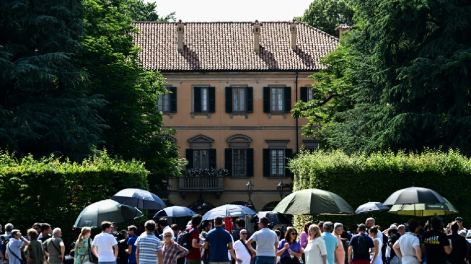 Devant sa villa, les admirateurs de Berlusconi arrivent pour un dernier salut