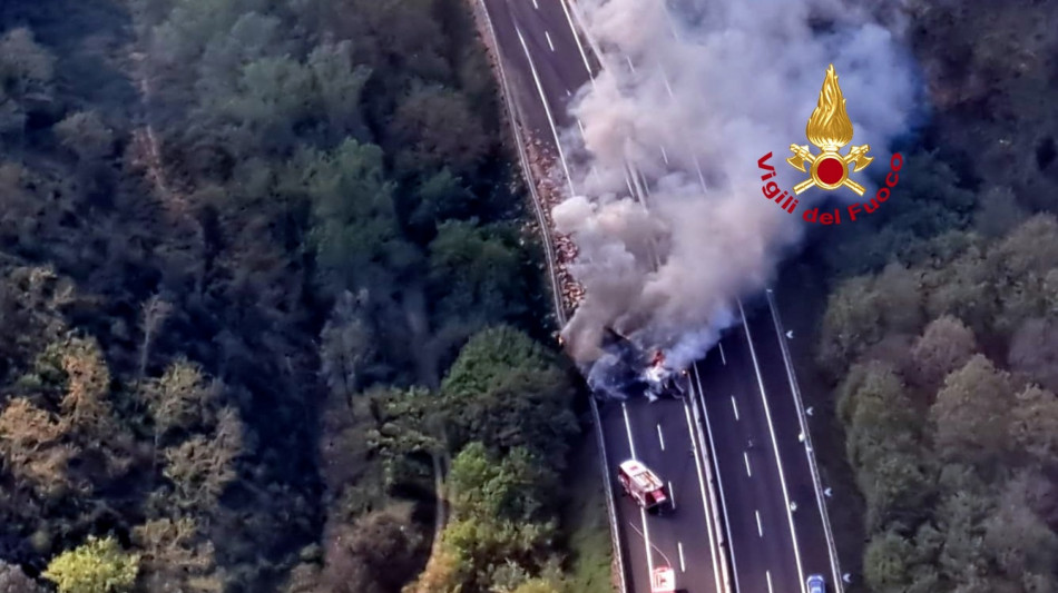 Tir a fuoco, l'A1 chiusa, 11 i chilometri di coda