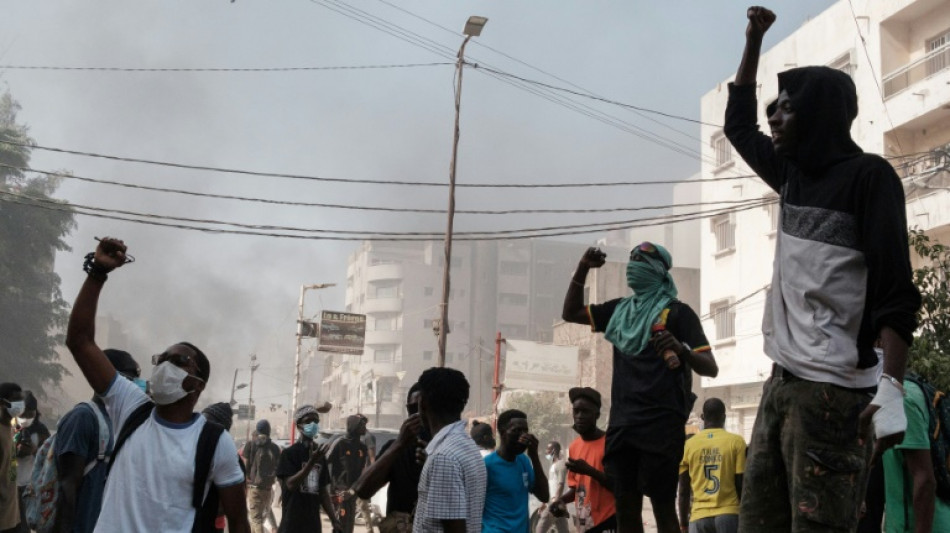 Sénégal: société civile et opposition maintiennent la pression avec une marche