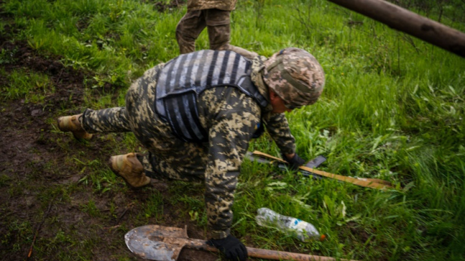 Ukraine: des soldats creuseurs de tranchées visés par des frappes russes