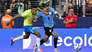 Com defesa desfalcada, Uruguai encara uma inspirada Colômbia nas semis da Copa América
