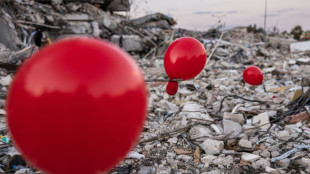 Globos rojos en la ciudad turca de Antakya en homenaje a los niños muertos en el terremoto