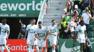 Elche, lanterna e já rebaixado, surpreende e vence Atlético de Madrid (1-0)