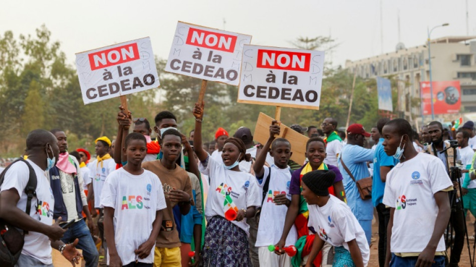 La Communauté ouest-africaine se réunit en urgence après une série de crises
