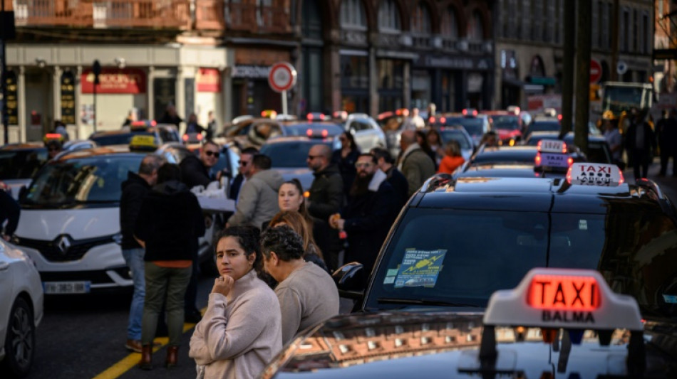 Les taxis manifestent contre le covoiturage sanitaire, le gouvernement les invite à discuter en janvier