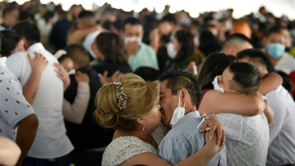 Hundreds wed at Valentine's Day ceremony in Mexico