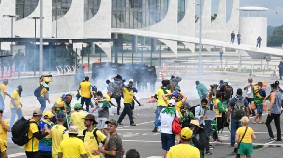 Brésil: Lula condamne le saccage par des "fascistes" des lieux du pouvoir à Brasilia