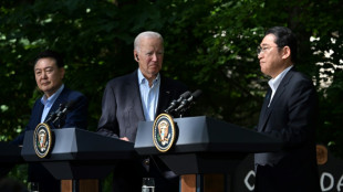 Biden, avec les dirigeants japonais et coréen, envoie un message d'unité face à la Chine