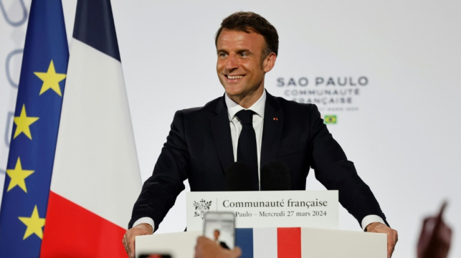 Macron boucle sa visite au Brésil par une étape plus politique