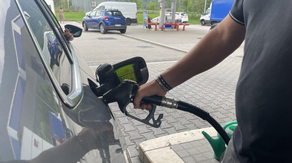 Qe, prezzi benzina ancora in rialzo, self a 1,877 euro