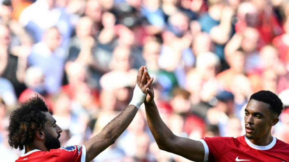 Liverpool vence Aston Villa (3-0) e se mantém em terceiro na Premier League