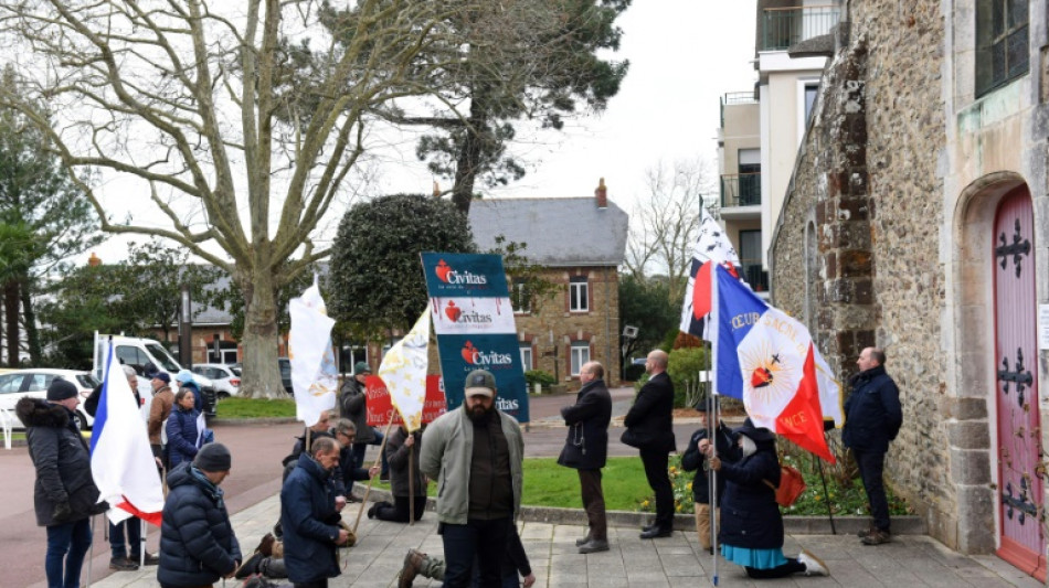 Francia disuelve el grupo integrista católico Civitas