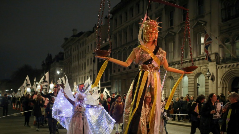 Nuit de "carnaval" à Londres en soutien à Julian Assange 