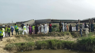 Al menos 19 muertos en descarrilamiento de tren en sur de Pakistán