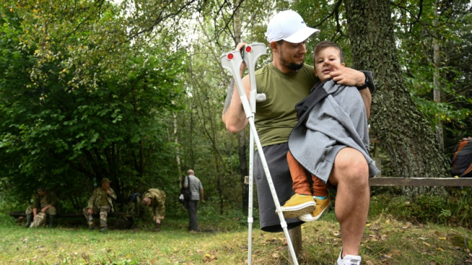 Randonnée en montagne: des amputés ukrainiens retrouvent le sourire