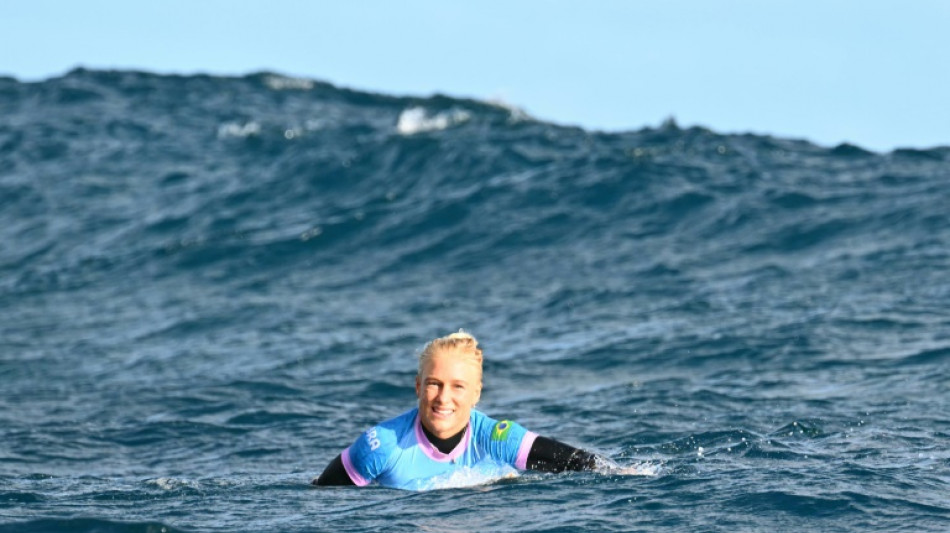 Tatiana Weston-Webb vence e vai às semifinais do surfe de Paris-2024