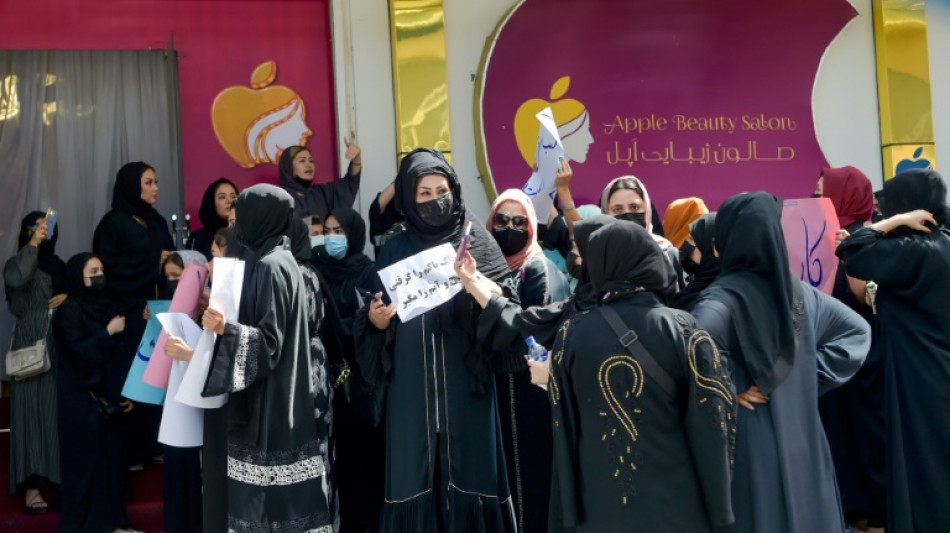 Afghanistan: manifestation de femmes à Kaboul contre la fermeture des salons de beauté