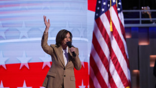 Harris a sorpresa sul palco di Chicago, grati per sempre a Biden