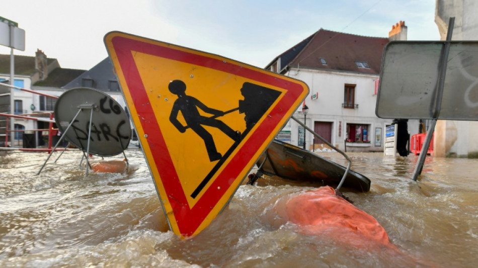 Inondations: la décrue se poursuit lentement dans deux départements toujours en rouge